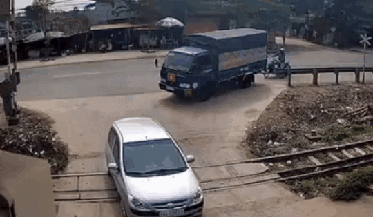 Đi qua đường ray khi thấy gác chắn đã mở, xe ô tô con vẫn gặp nạn