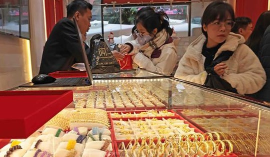 Chuyên gia cảnh báo rủi ro đầu tư vàng khi giá liên tục lập đỉnh