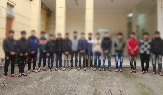 Hà Nội: Tạm giữ nhóm thanh thiếu niên mang dao quắm, tuýp sắt, lạng lách, đánh võng trên phố