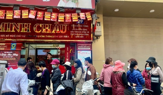 Người dân Hà Nội 'rồng rắn' xếp hàng mua vàng giá đỉnh hơn 100 triệu đồng