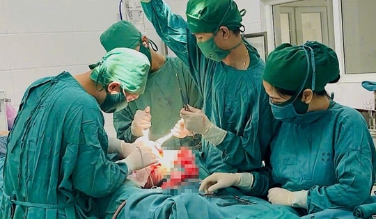 Phẫu thuật thành công khối u mỡ 'khủng' nặng hơn 8kg