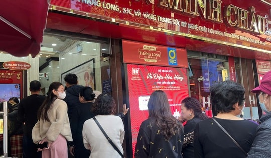 Người dân mòn mỏi xếp hàng chỉ để mua 1 chỉ vàng, chuyên gia kinh tế khuyến cáo rủi ro