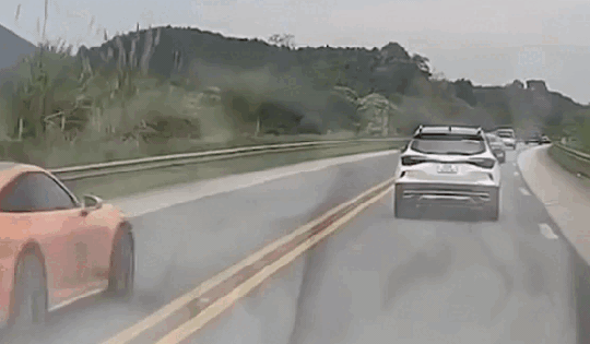 Đoàn xe sang Porsche vượt ẩu trên cao tốc Nội Bài - Lào Cai, suýt gây tai nạn