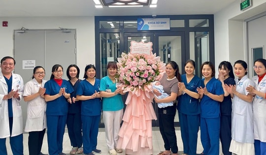 Bệnh viện Nhi Hà Nội cứu sống bé trai sinh cực non, đẻ rơi, chỉ nặng 900g