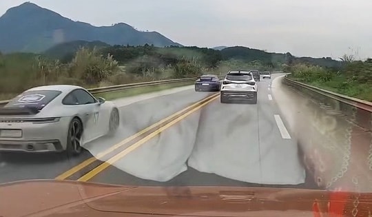 Cảnh sát đang xác minh đoàn siêu xe Porsche nối đuôi nhau vi phạm giao thông trên cao tốc