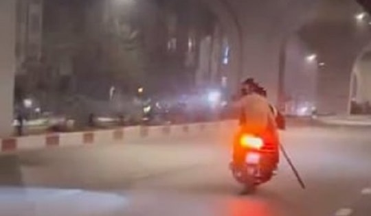 Nhóm thiếu niên 'kẹp 3' cầm hung khí đe doạ công an khi bị truy bắt