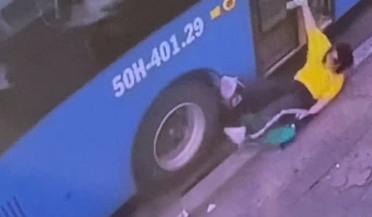 Nữ sinh bị xe buýt kéo ngã nhào xuống gầm, người chứng kiến hoảng loạn