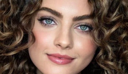 8 kiểu tóc xoăn hợp với người mặt tròn