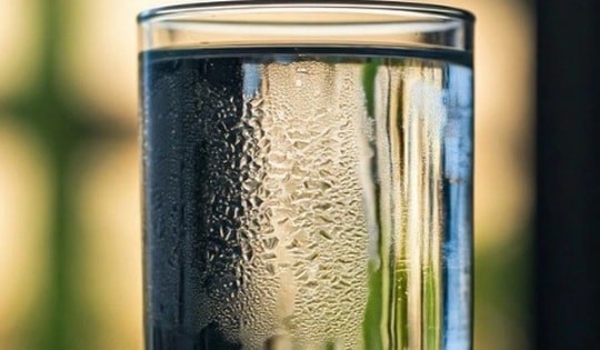 Người đàn ông 59 tuổi đột tử do mắc sai lầm này khi uống nước