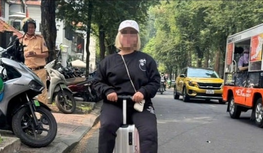 TP Hồ Chí Minh: Công an làm việc với một phụ nữ cưỡi vali trên đường