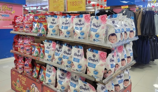 Siêu thị đua nhau giảm giá hàng hóa ngày cuối tuần, hàng thiết yếu chỉ từ 2.000 đồng/sản phẩm