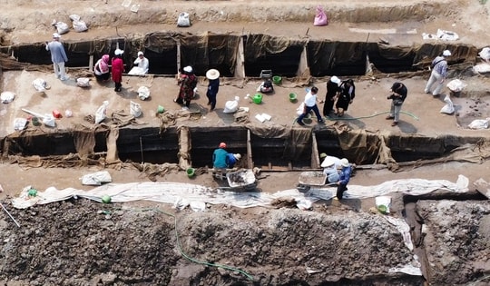 Cận cảnh khu vực khai quật 2 chiếc thuyền cổ dưới lòng ao ở Bắc Ninh