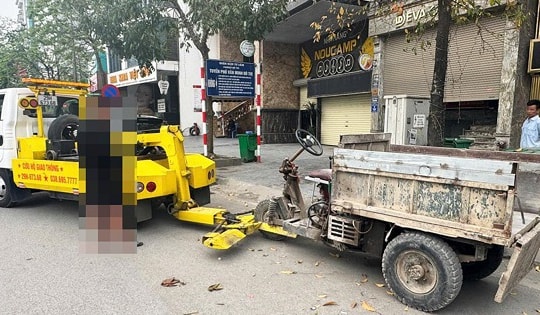 Xe công nông tự chế lén lút chạy trong ngõ ngách 'né' công an