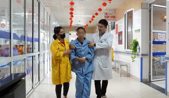 'Xé quy trình', mổ khẩn cấp cứu người phụ nữ bị chấn thương sọ não nguy kịch