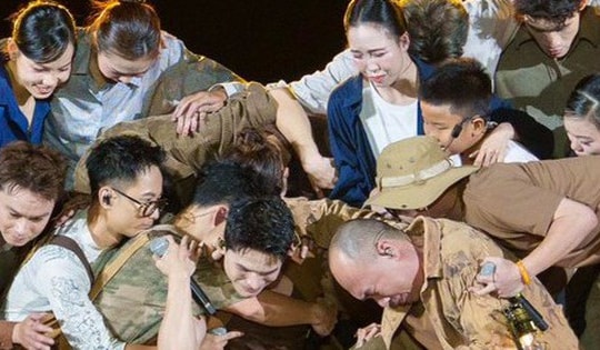 Tiến Đạt, Quốc Thiên, Tiến Luật ôm nhau khóc nức nở