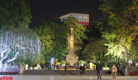 Hà Nội: Hàng cây cổ thụ được xử lý ra sao sau cải tạo vườn hoa Lý Thái Tổ