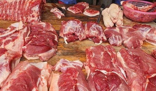 Giá thịt lợn tăng cao, người tiêu dùng điều chỉnh thực đơn chống hụt túi tiền