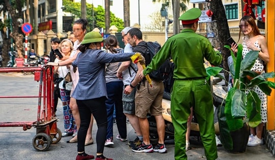 Mời nhiều du khách ra khỏi phố cà phê đường tàu