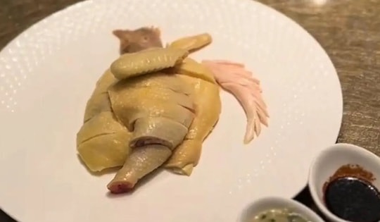 Chi gần 2 triệu đồng để ăn nửa con gà, vị khách 'bất ngờ ngã ngửa' khi được nghe giải thích: Gà này không phải gà thường!