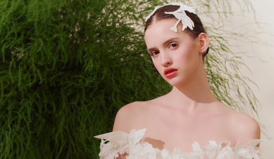 Váy cưới cao cấp lấy cảm hứng hoa lá, tốn 240 giờ hoàn thành