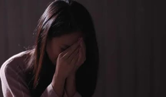 Mượn laptop 1 phút, cô gái sốc cả đời: Bộ mặt đáng sợ của bạn trai bị phơi bày