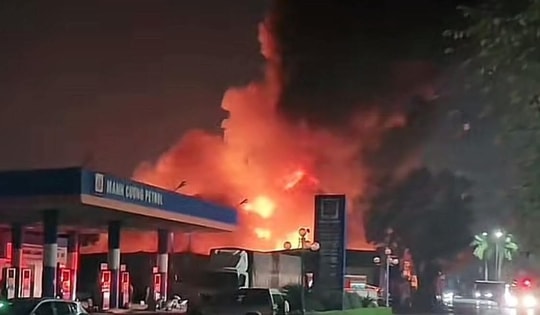 Hà Nội: Khu nhà xưởng ở Gia Lâm bốc cháy ngùn ngụt trong đêm