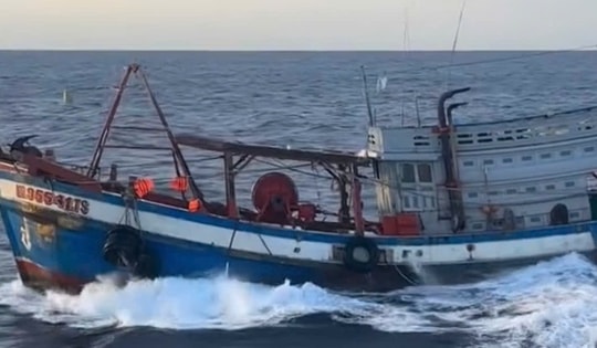 Khởi tố vụ án tàu cá đưa người đi xuất cảnh trái phép