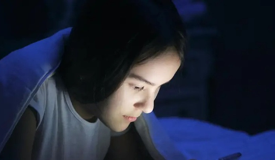 Người trẻ tàn phá cột sống cổ vì một vật bất ly thân