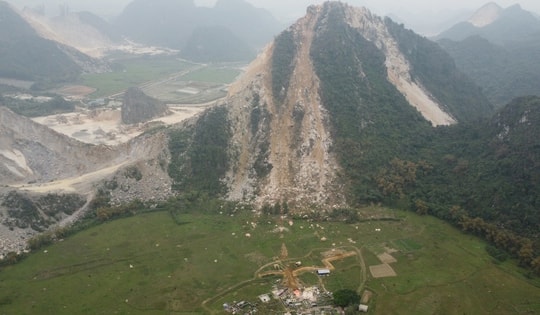 Sau vụ hàng chục ngôi mộ ở Hà Nam bị đá đè do nổ mìn khai thác: Những vết thương loang lổ trên núi đá