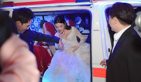 Facebook của diễn viên phim 'Âm dương lộ' bị tấn công bởi ồn ào nghệ sĩ tới thảm đỏ bằng xe cứu thương