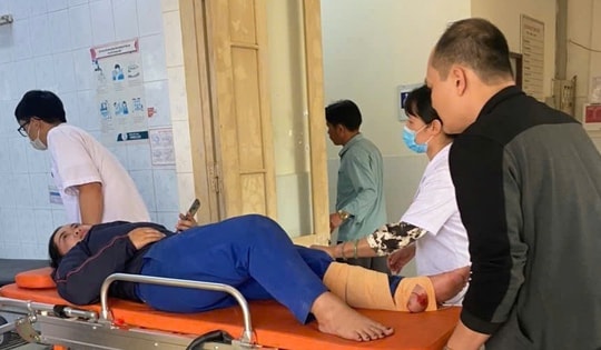 Cán bộ công an kịp thời đưa người bị tai nạn đi cấp cứu