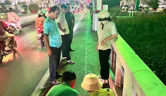 'Tóm gọn' 2 thanh niên trộm điện thoại ngay giữa lòng sông