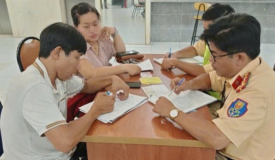 Xử phạt nam tài xế dùng xe cứu thương chở diễn viên đi ra mắt phim