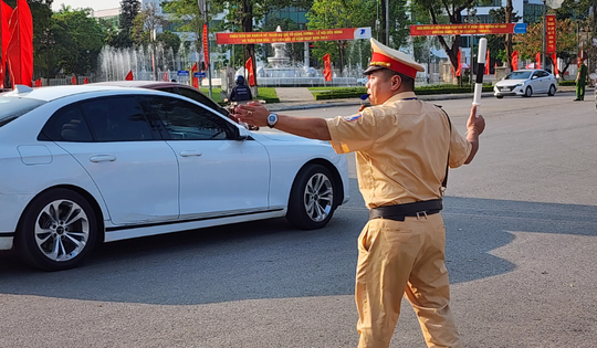 Người dân di chuyển như thế nào đến lễ hội Đền Hùng để tránh tắc đường?