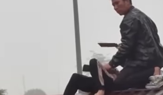 Giải cứu cháu bé bị gã đàn ông dùng dao khống chế trên mái nhà