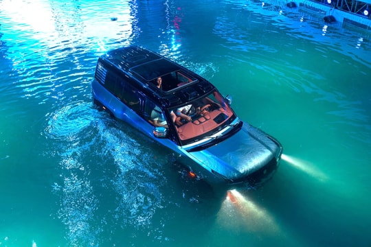 Trình diễn khả năng 'biết bơi' của YangWang U8 trong bể nước sâu 1,6 m