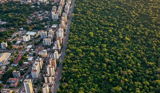 Bức ảnh ghi lại sự tương phản đáng kinh ngạc trên trái đất chúng ta đang sống