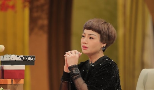 Thạc sĩ, ca sĩ Ngọc Khuê nhận quà bất ngờ đến từ con trai và DJ Huy Ngô