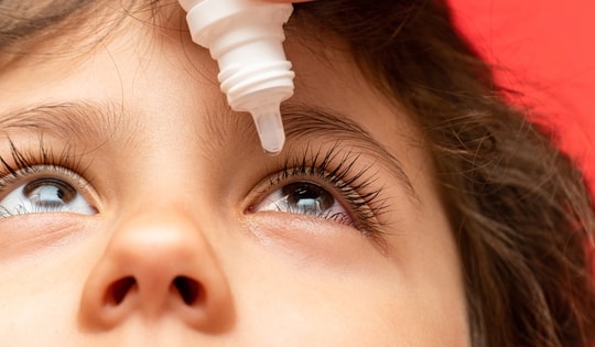 Thuốc nào điều trị đau mắt do biến chứng bệnh sởi?