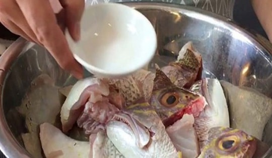 Đây chính là 'kẻ thù' của mùi tanh: Khi nấu món cá cho thêm 1 thìa, thịt cá sẽ mềm hơn và ra chuẩn vị!