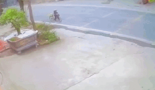 Đang dắt xe đạp trên đường, người phụ nữ bất ngờ bị máy xúc tông tử vong