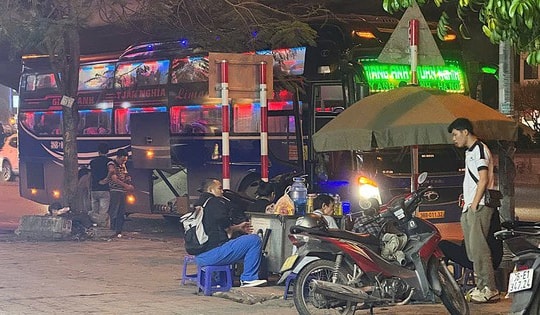 Hàng loạt nhà xe dừng đỗ đón khách trong đêm tối, lập bến cóc ngay đường lớn