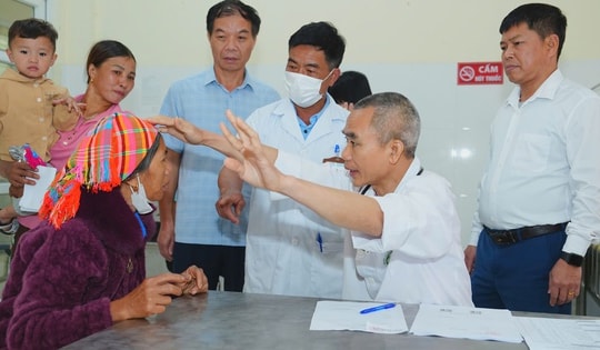 Thầy thuốc Bạch Mai khám, phát thuốc miễn phí cho hơn 1.000 người dân Lai Châu: Ấm áp nghĩa tình nơi biên cương Tổ Quốc