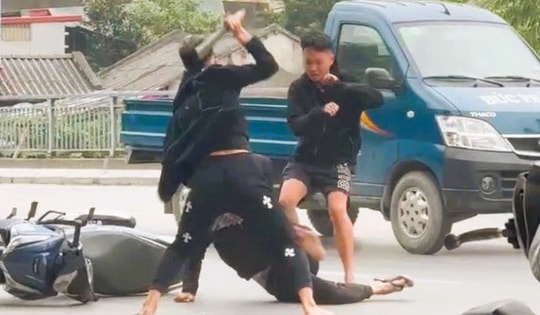 Sáng 29/3: Ớn lạnh nam thanh niên cầm dao dài chém người gây náo loạn giữa phố ở Thanh Hóa