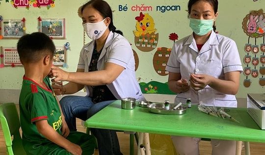 Gian nan hành trình đưa vaccine sởi đến với trẻ vùng biên