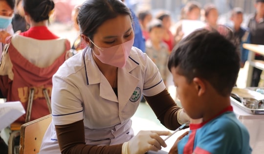 Chiến dịch phòng sởi ở bản làng vùng biên viễn