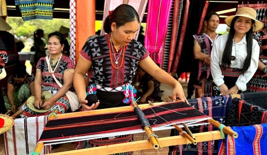 Đặc sắc lễ hội truyền thống, chợ phiên tại Ngày hội 'Sắc xuân vùng cao'