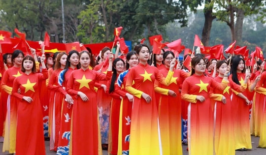 500 sinh viên mặc áo dài cờ đỏ sao vàng tại quảng trường Đông Kinh Nghĩa Thục