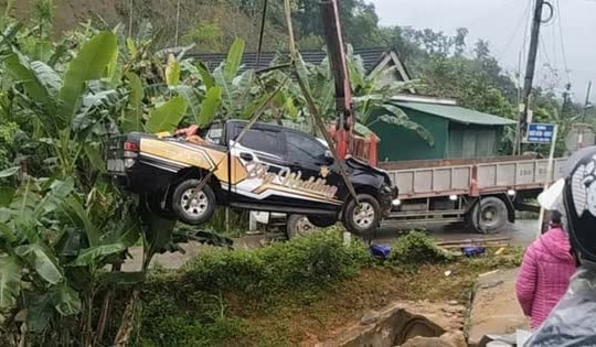 Xe máy va chạm ô tô bán tải, 3 người thương vong