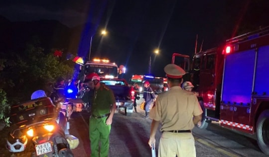 Xe khách chở nhiều người lao xuống vực sâu từ đèo Bảo Lộc